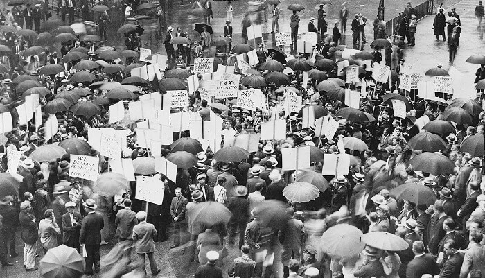 Kaynak: commons.wikimedia.org 1931'deki başarısızlığının ardından New York'ta Bank of United States'in dışındaki kalabalıklar